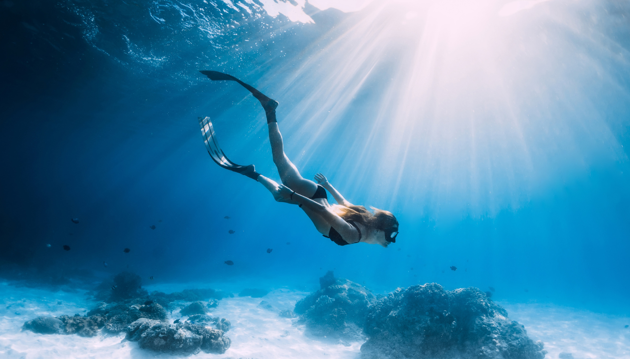 Beneficios de practicar deporte bajo el agua | Kronosalud