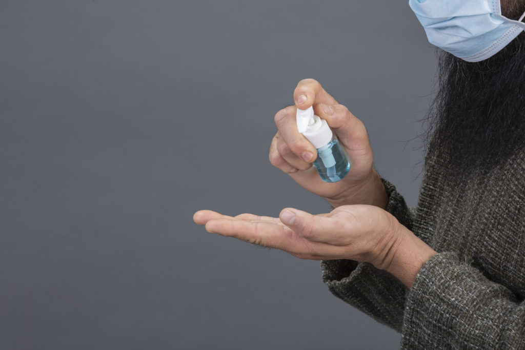 Usar el gel de manos hidroalcohólico