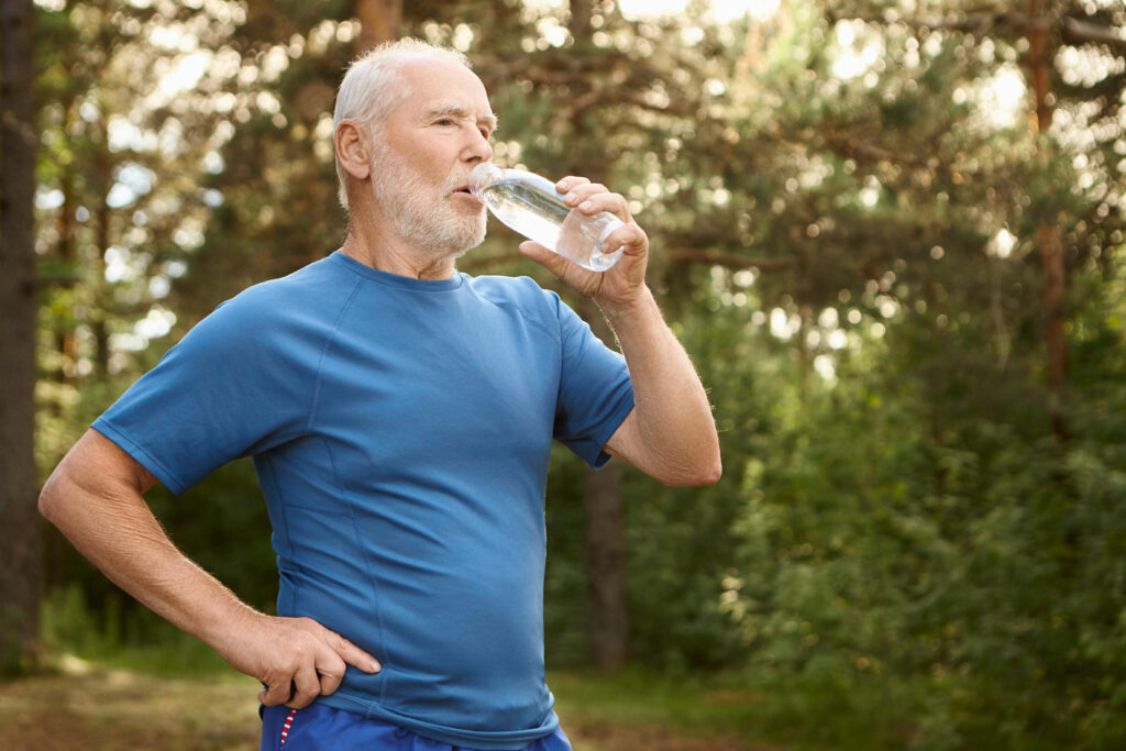 Hidratar a personas mayores - hombre bebiendo agua 