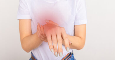 proteger las articulaciones - mujer con dolor mano