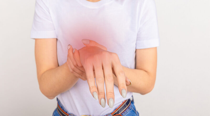 proteger las articulaciones - mujer con dolor mano