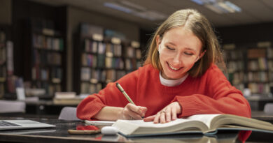 Chica estudiando - vitaminas para estudiar