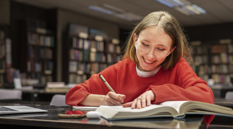 Chica estudiando - vitaminas para estudiar