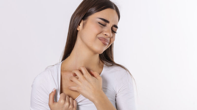 sarpullido por calor en cuello de una mujer