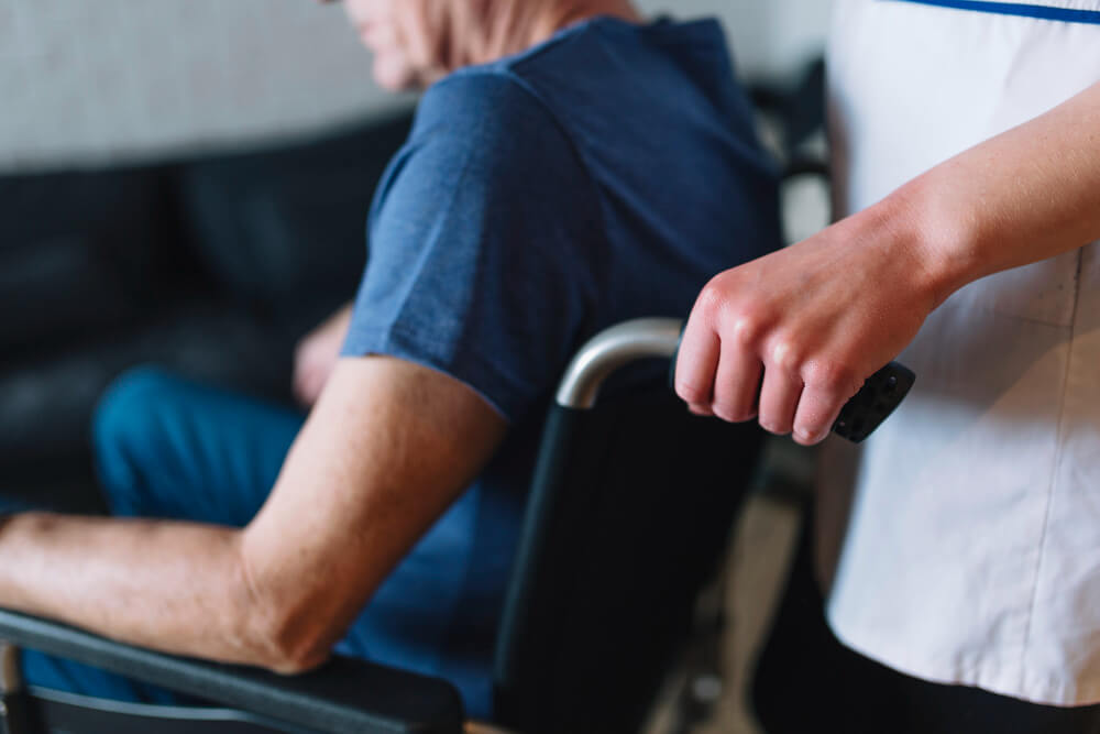 hombre en silla de ruedas por desgaste muscular por enfermedad