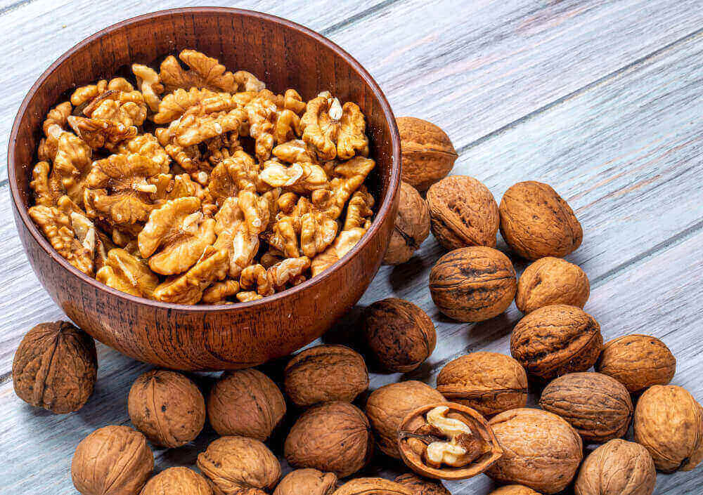 qué alimentos son buenos para el corazón, uno de ellos son las nueces que aparecen en esta imagen