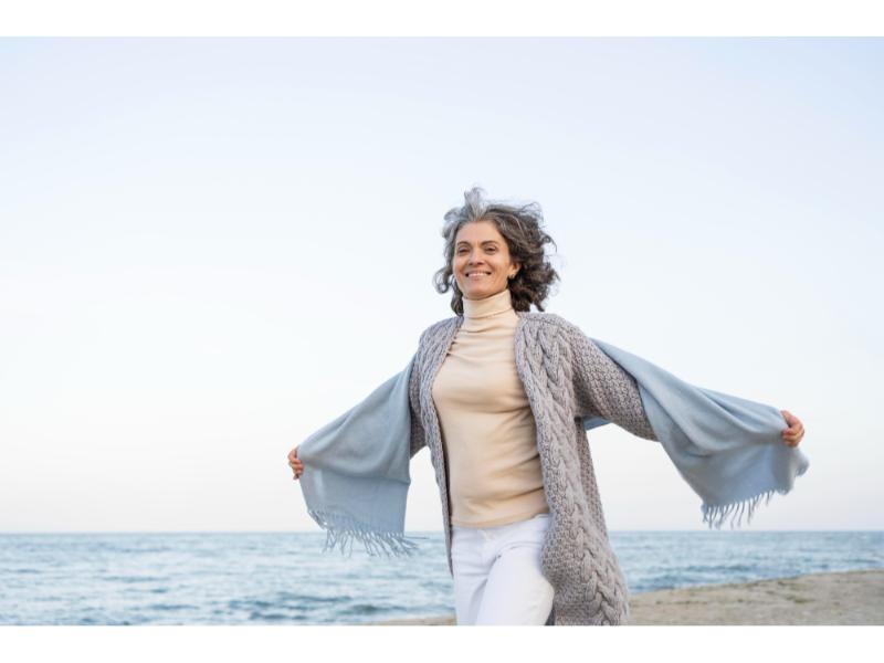 mujer busca actividad placentera en el mar para evitar estados de tristeza o irritabilidad provocados por la menopausia en las mujeres