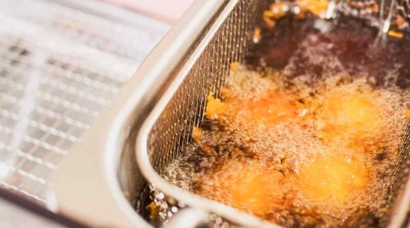 se muestra en la imagen. una freidora con aceite para ilustrar el artículo de quemaduras con aceite de cocina