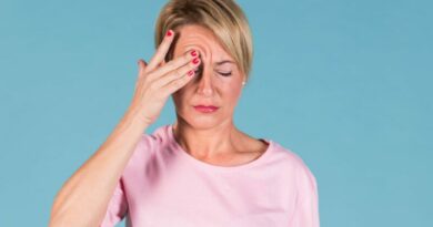 mujer con dolor de cabeza se pregunta cuando un derrame ocular es peligroso