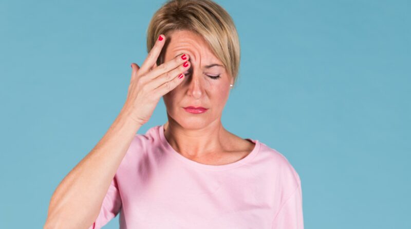 mujer con dolor de cabeza se pregunta cuando un derrame ocular es peligroso