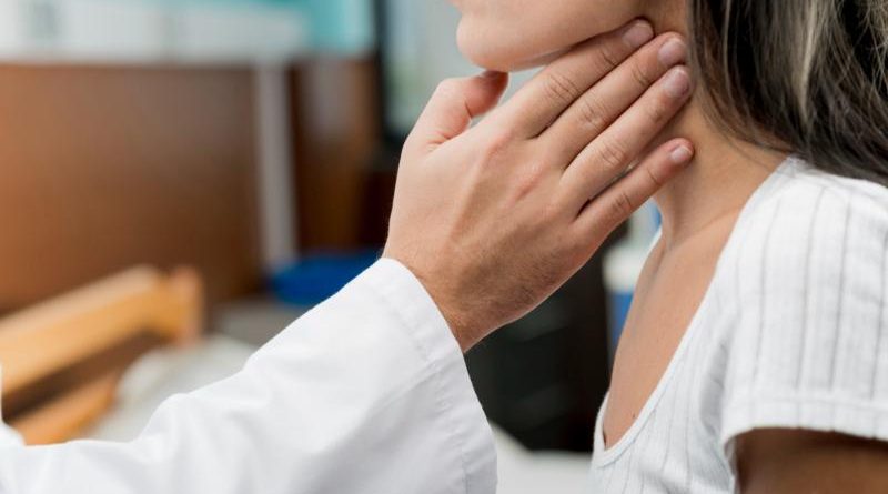 médico explica 10 sintomas tiroides mientras examina a paciente
