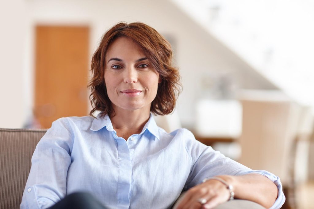 Mujer considerando la posibilidad de tomar suplementos a partir de los 40 para mujeres como colágeno, omega-3 y magnesio