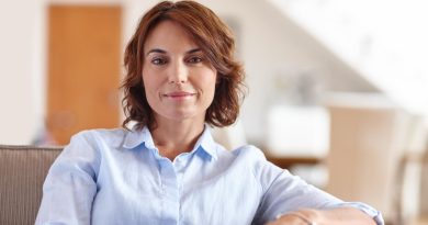 Mujer considerando la posibilidad de tomar suplementos a partir de los 40 para mujeres como colágeno, omega-3 y magnesio