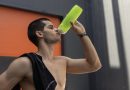 deportista bebiendo agua con electrolitos
