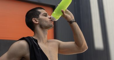 deportista bebiendo agua con electrolitos