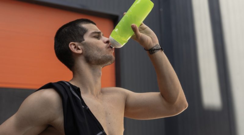 deportista bebiendo agua con electrolitos