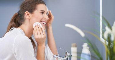 mujer que se pregunta para que sirve el agua micelar mientras hace su rutina skincare en el lavabo