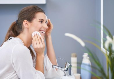 mujer que se pregunta para que sirve el agua micelar mientras hace su rutina skincare en el lavabo