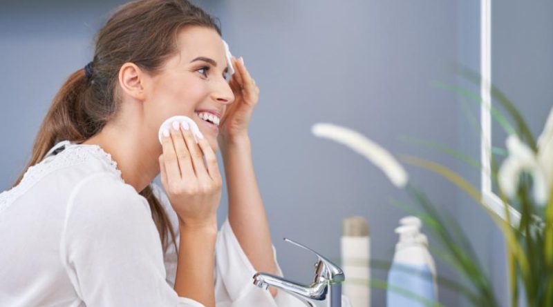 mujer que se pregunta para que sirve el agua micelar mientras hace su rutina skincare en el lavabo